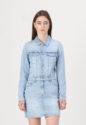Robe en denim bleu clair avec des manches longues, un col, des boutons sur le devant, deux poches poitrine et un design cintré à la taille. Présente une jupe à longueur genou.