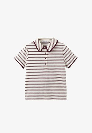 Weißes kurzärmeliges Poloshirt mit weinroten horizontalen Streifen, gezackten Kanten am Kragen und den Ärmeln sowie drei Knöpfen vorne.