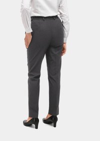 Grijze op maat gemaakte broeken met een rechte pijp, voorzien van een gladde textuur en een subtiele plooi, gecombineerd met zwarte hakken.