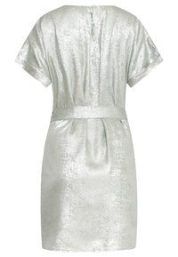 Short-sleeve dress in light silver metallic fabric, featuring a fitted waist with belt and pleated back detail. Smooth texture and subtle sheen.
