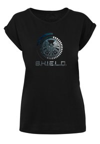 Svart t-skjorte med rund hals og rullede ermer. Har et grafisk trykk av S.H.I.E.L.D. logoen med blå og sølv accenter.