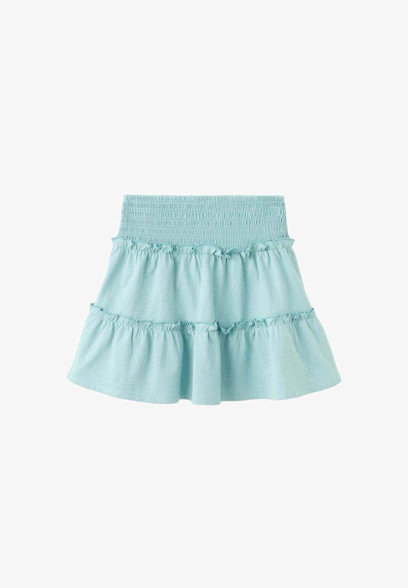 Jupe bleu clair à volants avec une taille smockée élastique et des détails à volants sur chaque étage, fabriquée en tissu doux.