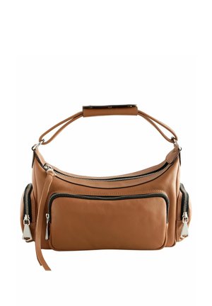 Brun læderhåndtaske med tre lynlåslommer og dobbelte stropper, designet til nem bæring og organiseret opbevaring.