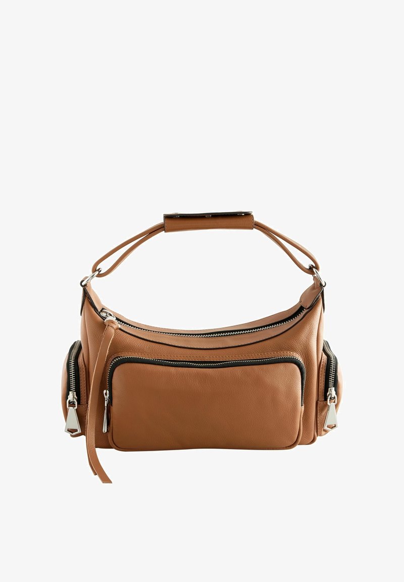 Sac à main en cuir marron avec trois compartiments zippés et double anses, conçu pour un transport facile et un rangement organisé.