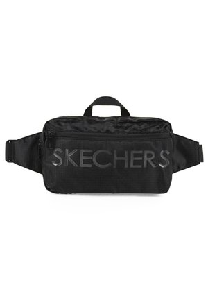 Riñonera de tela negra con un bolsillo con cremallera en la parte frontal, un asa superior y el logo grabado "SKECHERS". Diseño rectangular compacto con correa ajustable.