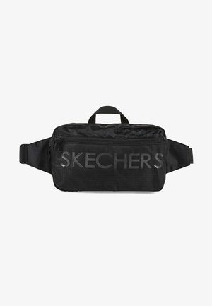 Riñonera de tela negra con un bolsillo con cremallera en la parte frontal, un asa superior y el logo grabado "SKECHERS". Diseño rectangular compacto con correa ajustable.