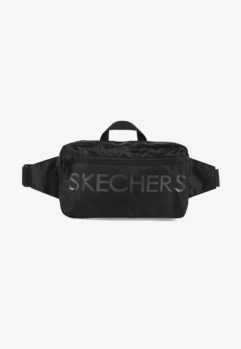 Riñonera de tela negra con un bolsillo con cremallera en la parte frontal, un asa superior y el logo grabado "SKECHERS". Diseño rectangular compacto con correa ajustable.