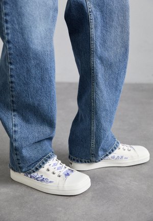 MOSCHINO High-top trainers - bianco/blu