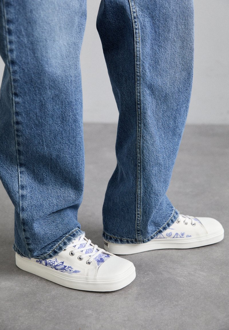MOSCHINO - High-top trainers - bianco/blu, Enlarge