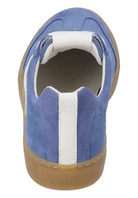 Sneakers en suède bleu avec accents blancs, featuring une semelle en caoutchouc texturée et une languette à l'arrière pour un enfilage facile. Bout arrondi et design bas.