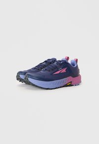 Des chaussures de course en bleu marine et violet, avec une tige en maille texturée, des accents roses et une semelle robuste avec la marque Vibram.