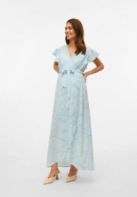 Maxi obleka v svetlo modri barvi z cvetličnim vzorcem, kratkimi letečimi rokavi in pasom na zavezovanje v pasu. Gladka tekstura in tekoč dizajn.