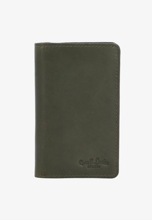 Donkergroen leren portemonnee met gestikte randen, een gladde textuur, ronde hoeken en een geperst logo in de rechterbenedenhoek.