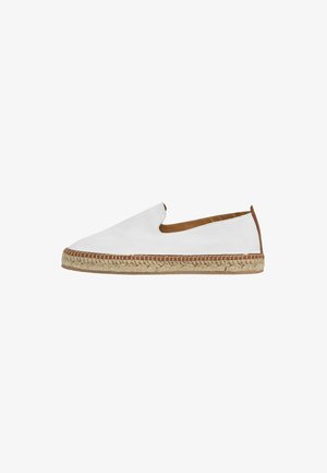 Hvide slip-on espadriller med flette-jutefod og brune læderdetaljer på hælen og omkring sålens kanter.