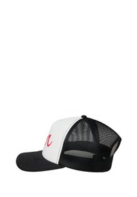 Weißes und schwarzes Trucker-Cap mit schwarzem Netzrücken. Mit gebogener Vorderkante und roter, geschwungener Schrift auf der Frontseite.