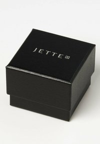 Schwarze strukturiierte Schmuckschatulle mit silbernem "JETTE"-Logo auf dem Deckel, vor einem weißen Hintergrund.