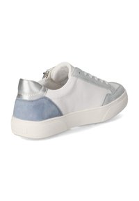 Weißer Sneaker mit grauem Wildleder und silbernen Akzenten. Verfügt über eine strukturierte Sohle und ein oberes Material aus glattem Leder. Schnürsenkel und Reißverschluss hinten zur Schließung.