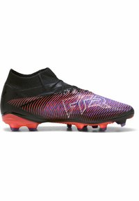 Chaussure de football noire avec un dessus synthétique texturé, des rayures dégradées rouges et violettes, une coupe basse et des crampons en caoutchouc multicolores.