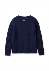 Il maglione blu navy presenta un col crew a costine e un design a trecce sulle maniche, con un piccolo logo sopra il colletto. Texture morbida.