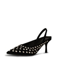 Čierne slingback vysoké podpätky s špicatou špičkou, z semišového materiálu, zdobené striebornými kovovými klinecami pozdĺž hornej časti a so štíhlym podpätkom.