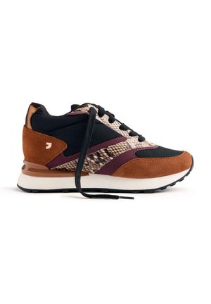Sneaker con una combinazione di tessuto nero, suede marrone e dettagli in stampa pitone. Presenta una suola bianca e lacci neri, con un design unico.