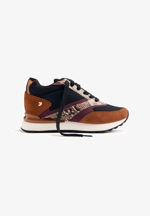 Sneaker con una combinazione di tessuto nero, suede marrone e dettagli in stampa pitone. Presenta una suola bianca e lacci neri, con un design unico.