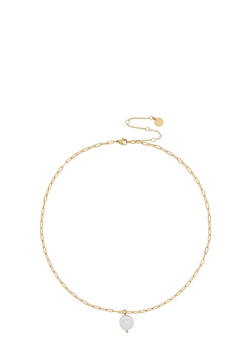 Gouden ketting met een centraal witte parel hangertje, voorzien van verlengde schakels. Verstelbare sluiting met een klein labeltje eraan.