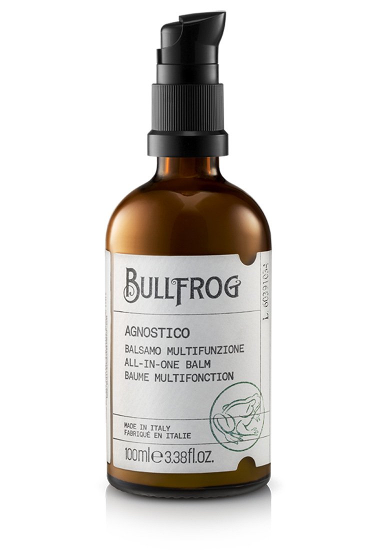 Bottiglia in vetro ambra con pompa, etichettata "Bullfrog Agnostico." Contiene 100 ml di balsamo tutto-in-uno. Design minimalista con testo bianco e verde.