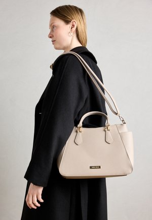 Beige strukturierte Handtasche mit zwei Griffen und einem abnehmbaren Schultergurt. Glatte Oberfläche mit goldenen Beschlägen und rechteckigem Boden.