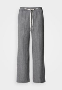 Pantalon large gris à rayures fines avec taille élastique et cordon blanc à l'avant, présenté sur fond blanc uni.