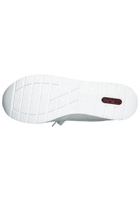 Graue Turnschuhe mit einer weißen Gummisohle. Verfügen über ein strukturiertes Muster und einen roten Logo-Akzent. Die Zehen und Seiten sind abgerundet gestaltet.