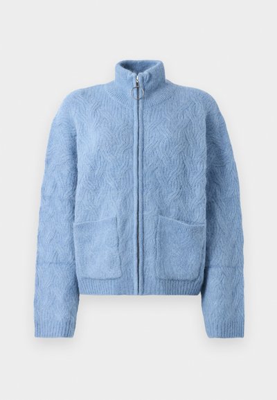 Svetlo modrý pletený sveter na zips s vysokým golierom, textúrovaný vzor, dve predné vrecká a kruhový ťahák na zips.