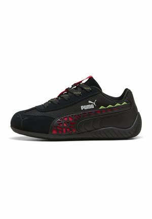 Schwarzer Puma-Sneaker mit roten und grünen Akzenten, Schnürdesign und strukturierter Sohle, seitlich auf weißem Hintergrund gezeigt.