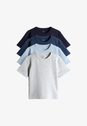 Vier kurzärmelige, gerippte T-Shirts mit Rundhalsausschnitt gestapelt, Farben von vorne nach hinten: hellgrau, hellblau, dunkelblau und marineblau.