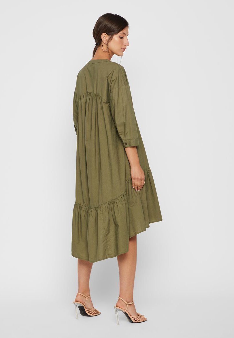 YAS GESMOKTES KLEID HIGH-LOW SAUM - Freizeitkleid - leaf clover/oliv -  Zalando.de
