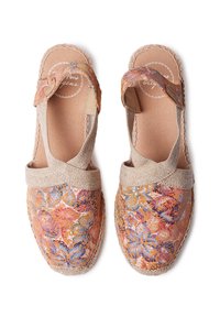 Kolorowe espadryle w kwiatowy wzór z beżowym płóciennym paskiem i teksturowaną podeszwą. Posiadają przeszywane akcenty oraz przewiewny design.