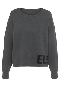 Grauer Strickpullover mit lockerer Passform, rundem Ausschnitt, überschnittenen Schultern und einem schwarzen "ELB"-Logo am Saum. Weiche Textur und lange Ärmel.