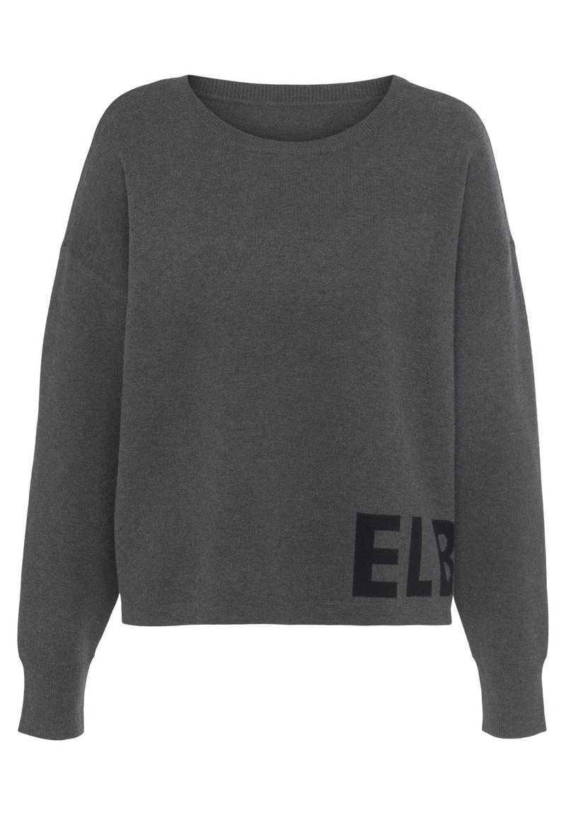 Grauer Strickpullover mit lockerer Passform, rundem Ausschnitt, überschnittenen Schultern und einem schwarzen "ELB"-Logo am Saum. Weiche Textur und lange Ärmel.