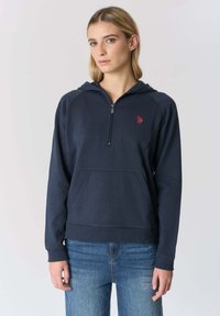 Felpa con cappuccio blu navy in tessuto morbido, con mezza cerniera, tasca frontale e dettaglio logo rosso sul petto.