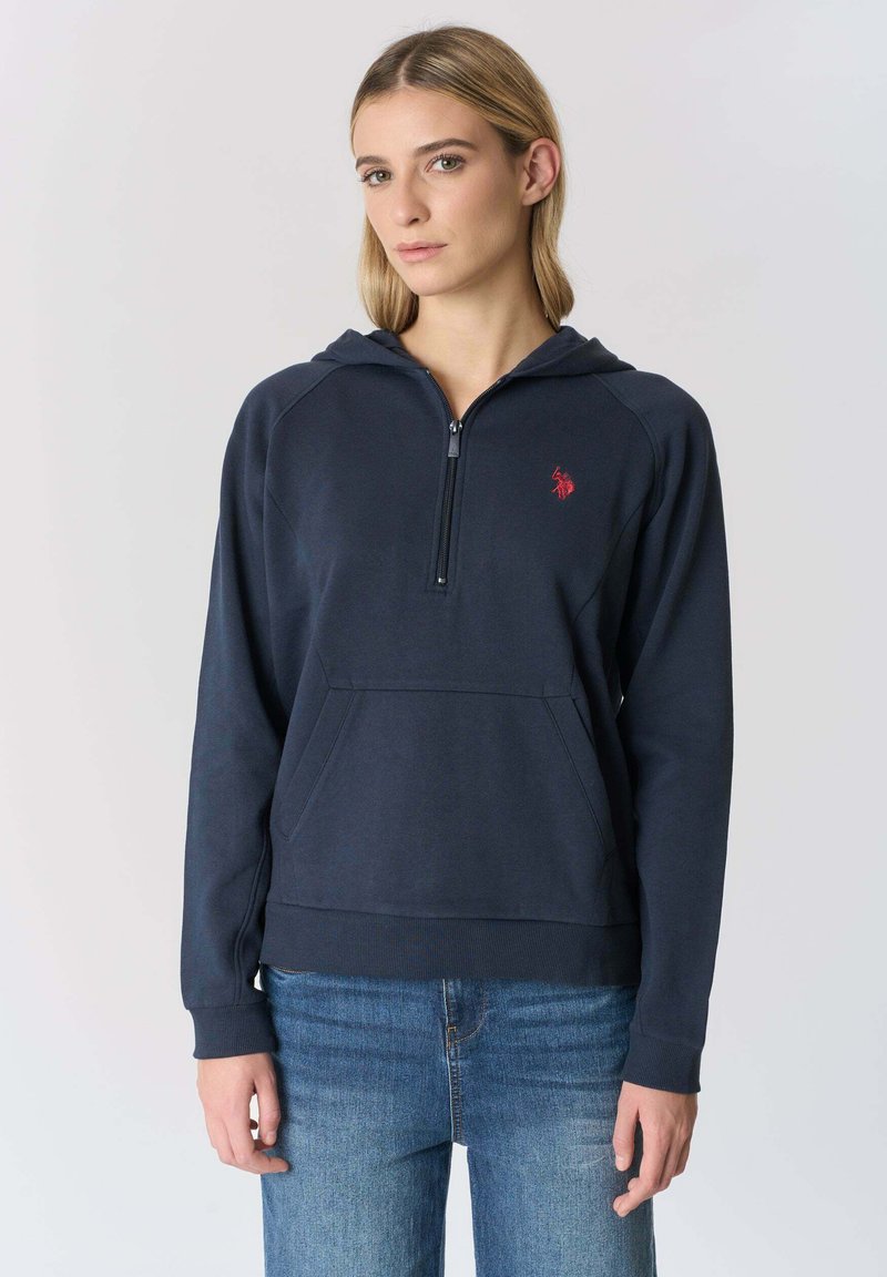 Felpa con cappuccio blu navy in tessuto morbido, con mezza cerniera, tasca frontale e dettaglio logo rosso sul petto.