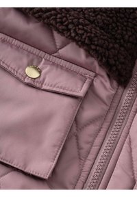 Gepolsterte Jacke in blassem Mauve mit einem dunkelbraunen Kunstfellkragen. Verfügt über einen Metallschnappverschluss und einen seitlichen Reißverschluss, der reiche Texturen und Farben zur Geltung bringt.