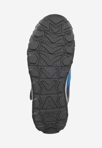 Suola di scarpa in gomma nera con un motivo di battistrada caratterizzato da forme angolari e design esagonali; include il logo del marchio e il marcatore della taglia "37".