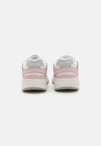 Zapatillas Saucony con parte superior blanca y rosa, materiales de malla y ante, cuellos acolchados y acentos en gris claro. Suela de goma para tracción.