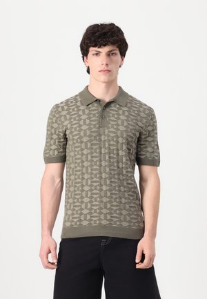 Korte mouwen polo in olijfgroen met een gestructureerd geometrisch patroon, voorzien van een kraag en knopenlijst.