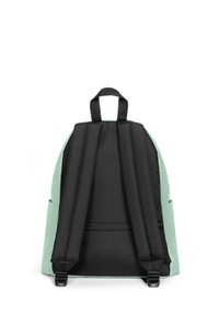 Mátově zelený batoh s černými popruhy a akcenty, s jednoduchým designem a boční kapsou, vyrobený z odolného materiálu.