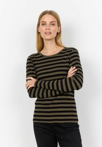 Langarm shirt met zwarte en olijfgroene horizontale strepen, ronde halslijn, ribbelstructuur en een getailleerd ontwerp.