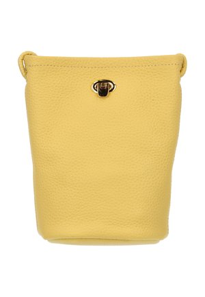 Bolsa de cuero amarilla con acabado texturizado, que cuenta con un cierre de metal dorado liso en la parte superior y una forma suave y sin estructura.