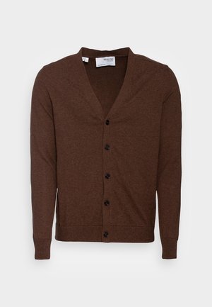 Braune Strickjacke mit tiefem V-Ausschnitt, langen Ärmeln und fünf schwarzen Knöpfen vorne. Weiche Textur und gerippte Bündchenabschlüsse.