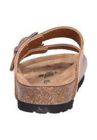 Sandale en cuir marron avec deux sangles ajustables, semelle intermédiaire en liège et semelle extérieure en caoutchouc noir. Design plat avec semelle intérieure texturée pour plus de confort.