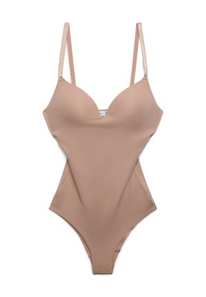 Beżowy, gładki body z formowanymi miseczkami, regulowanymi cienkimi ramiączkami i dolną częścią w stylu stringów, rozłożone płasko na białym tle.